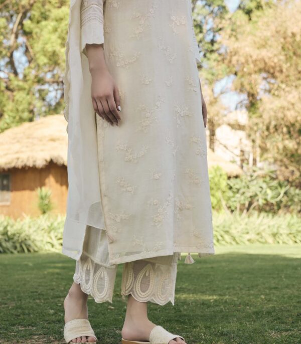 Ecru embroidered kurta set - Image 4