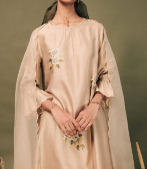 BEIGE EMBROIDED TUNIC SET IN SILK CHANDERI