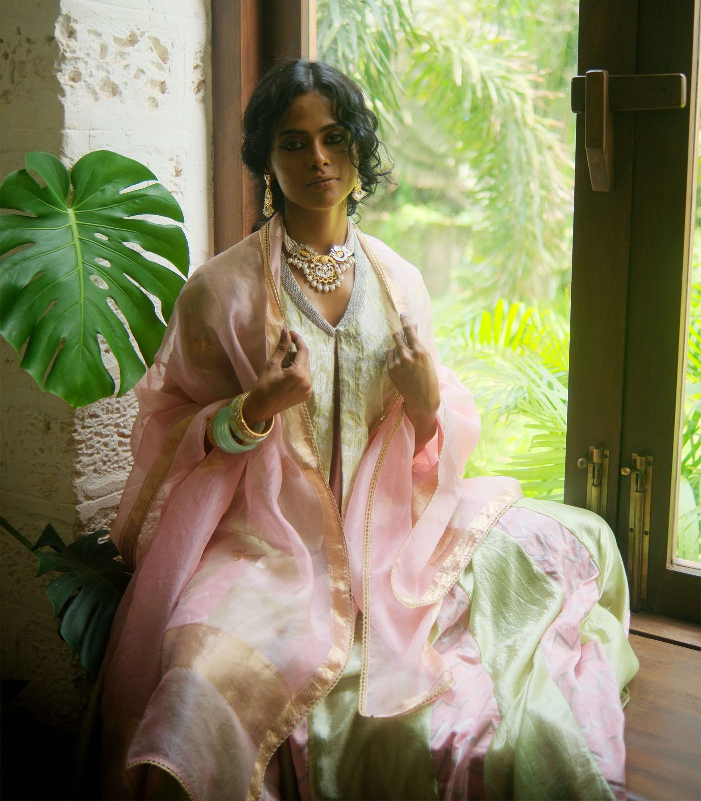 Brocade choli W silk lehenga & contrast dupatta - Image 2