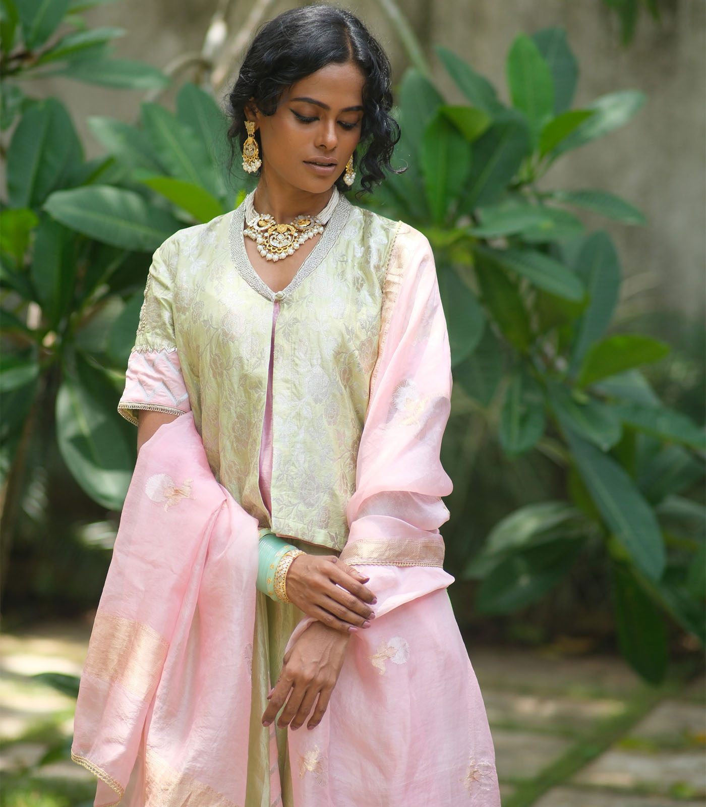 Brocade choli W silk lehenga & contrast dupatta - Image 4